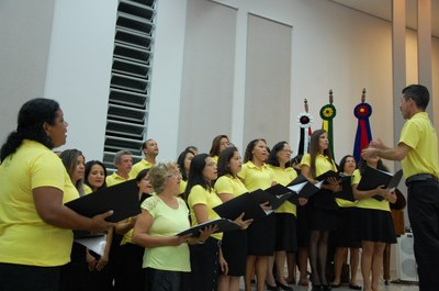 Coral da Igreja adventista fez apresentação em homenagem às mulheres.JPG
